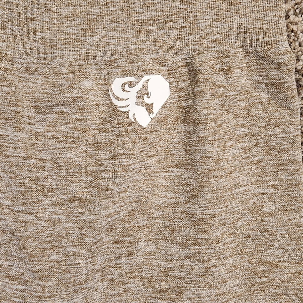 NWT SEAMLESS! - Picture 7 of 9